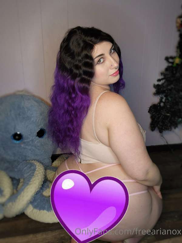 See my spankable booty at @thearianox 😉