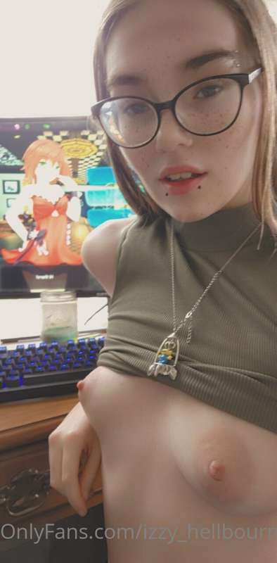 Let's goooooo, finally streaming a game over on strip chat!!..