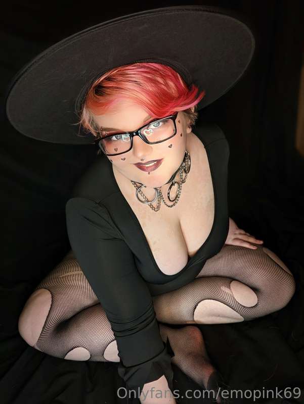 Soft, pierced curves glowing in the dark... goth solo sessio..