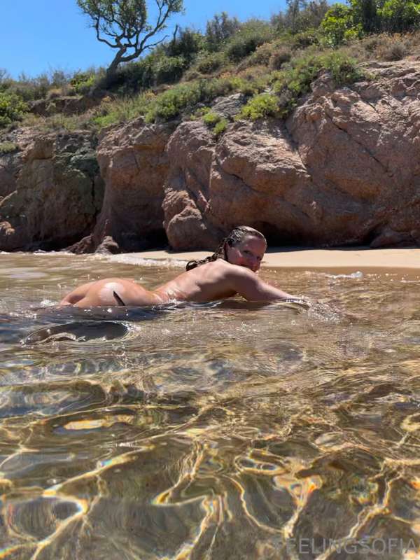 look! it’s an actual mermaid!!! 😂 🌊