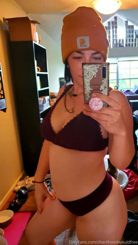 Does the beanie with nothing but a bra and panties say "i to..