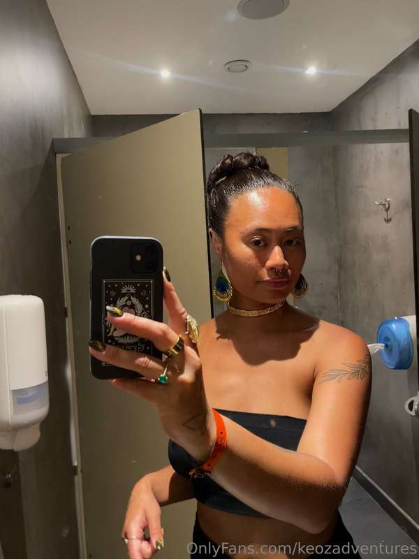 Little selfie bathroooom 😌 Fun fact about me : I used to do ..