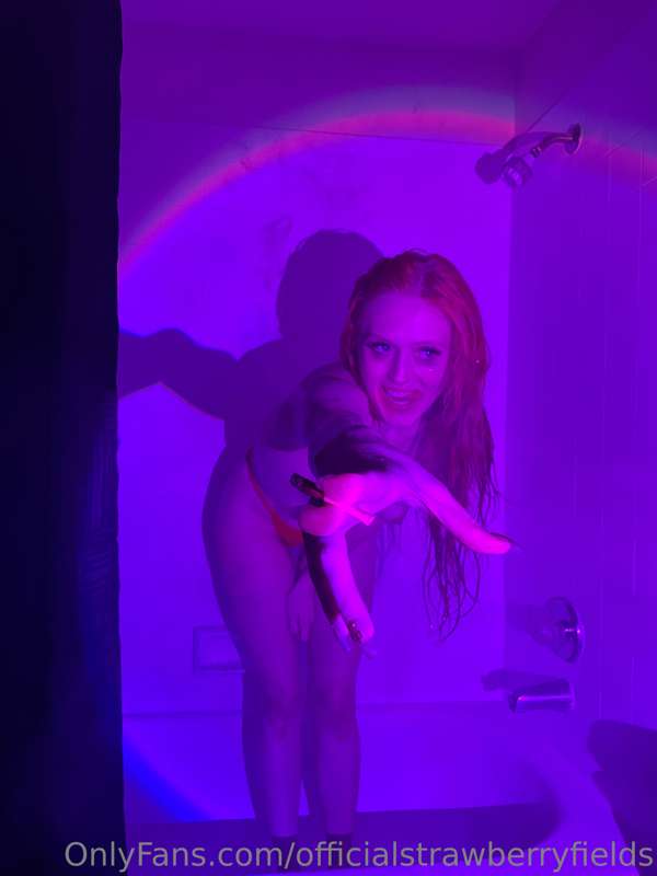 Wanna hit before we shower together? 😋👉🏻👈🏻💨💗🍓🚿