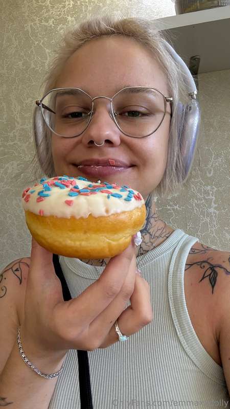 When you’ve got a donut in hand, it’s impossible to resist 😏..