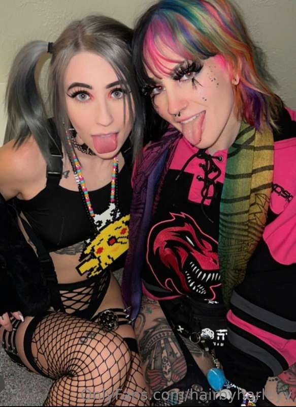 Hiiii, everyone go follow my gorgeous best friend @kaoskraze..