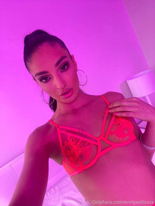 Foto 747 de Emily Willis en Tocromo