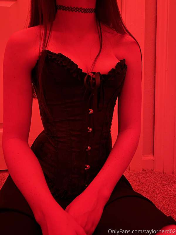 corsets are a girls best friend 😏

3 more from this set for ..