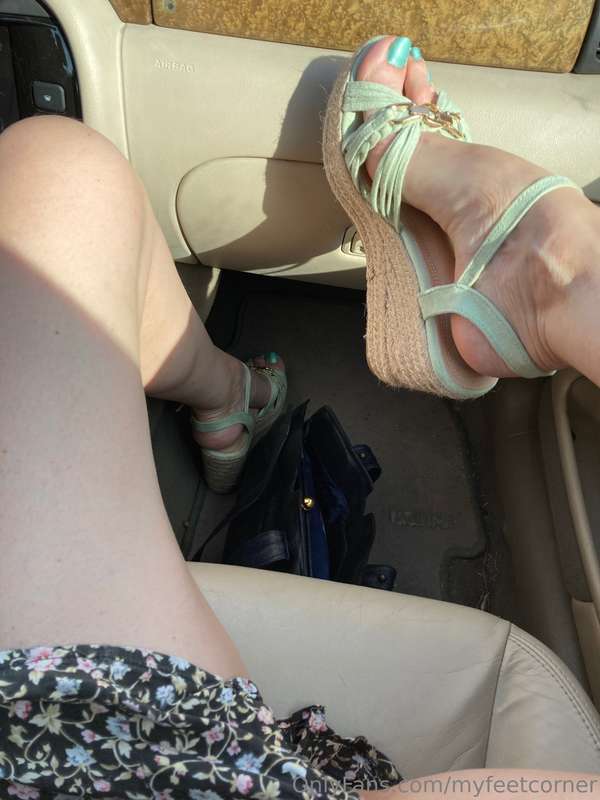 My new pedi!! I Love this spring fresh color and you?? 10 de..