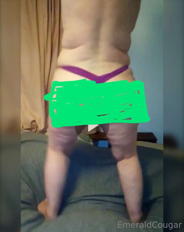 Watch Momma Cougar shake my phat ass standing on the bed in ..