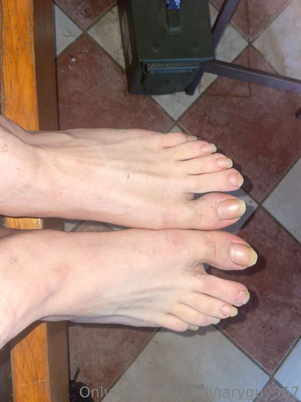 i can smell the cheese from here🫠 who likes smelly feet?