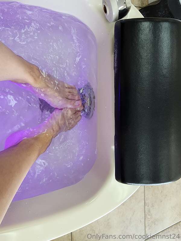 Got a pedicure today. Dm me for more pictures 😘😘