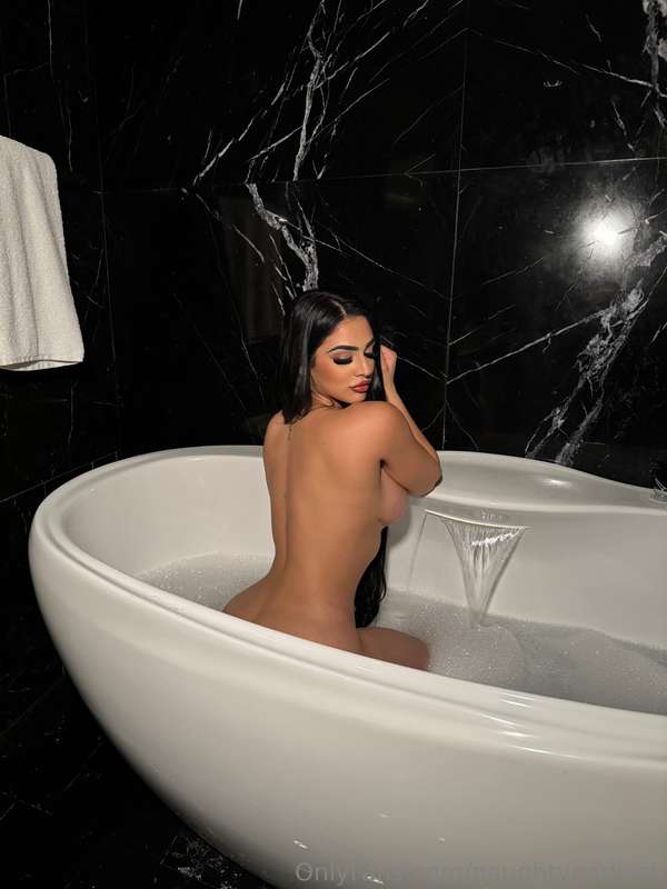 Hot girl alert 🚨 Who’s staring?