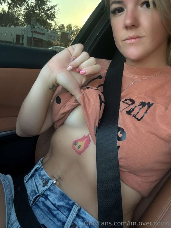 The amount of sweat between these tits is obnoxious 😆 fun fa..