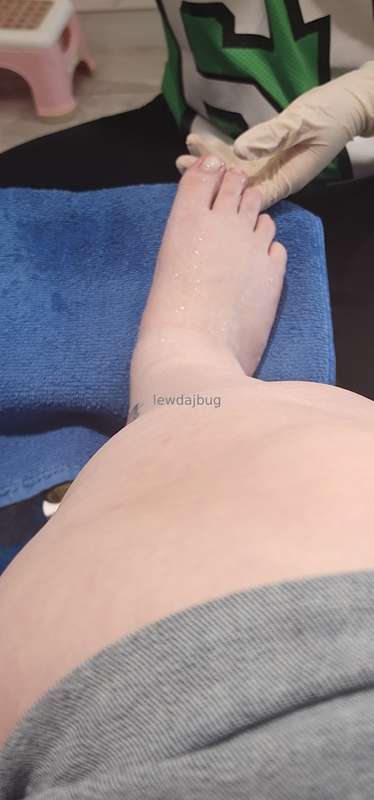 Who wants to buy me a spooky pedicure 👉🏻👈🏻