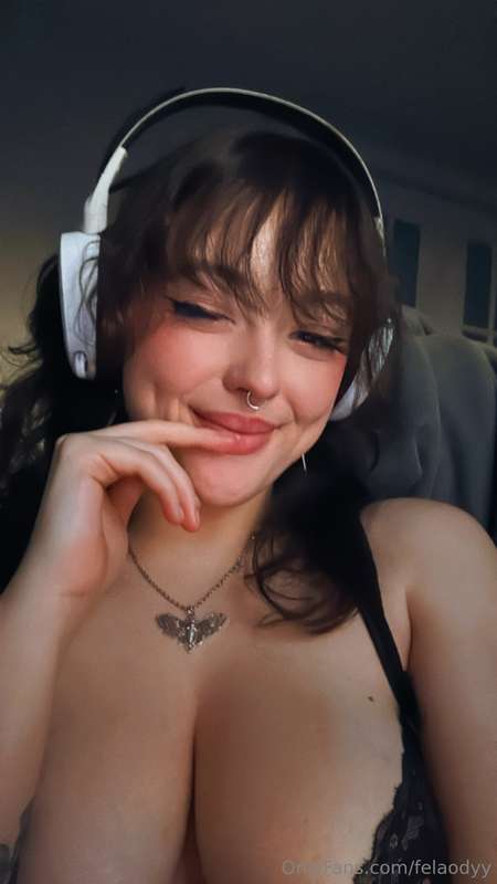 Can I send you titty pics when we’re in discord together? 😈🖤