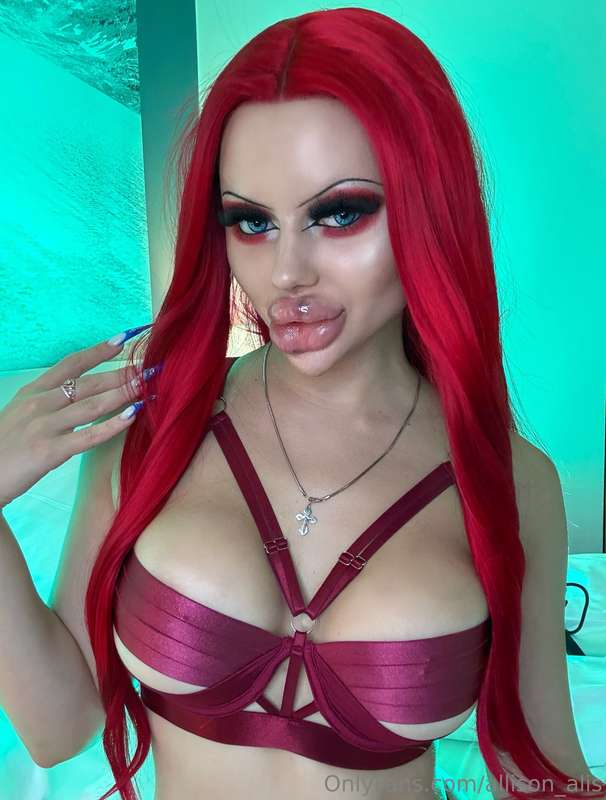 Watch my NEW biggest lips video👄