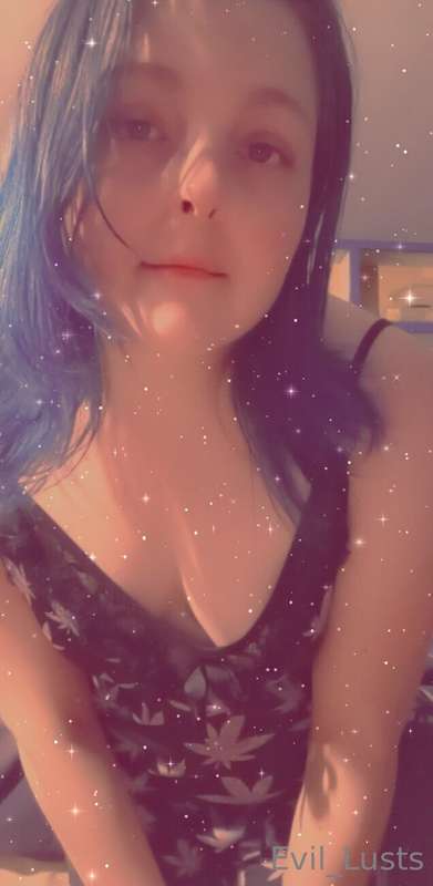 Watch the one and only creator @aurora-luna420 fuck a dildo ..