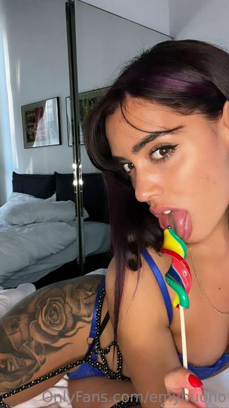 Se vuoi scoprire dove ho infilato questo lecca lecca metti u..