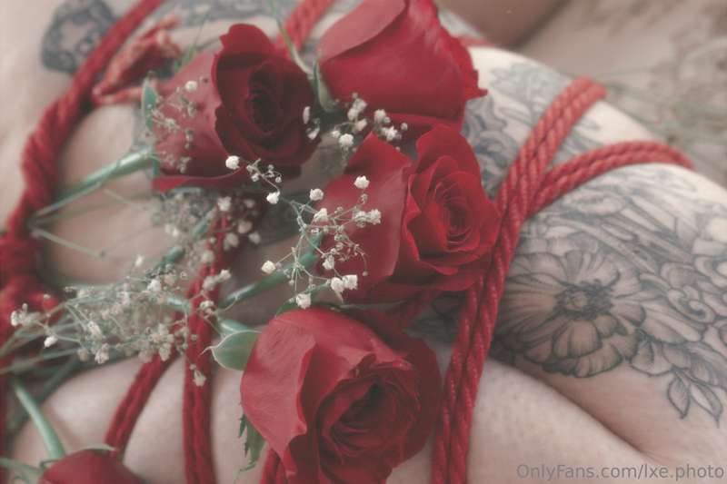 Took some beautiful photos of @hellcatazura with some roses ..