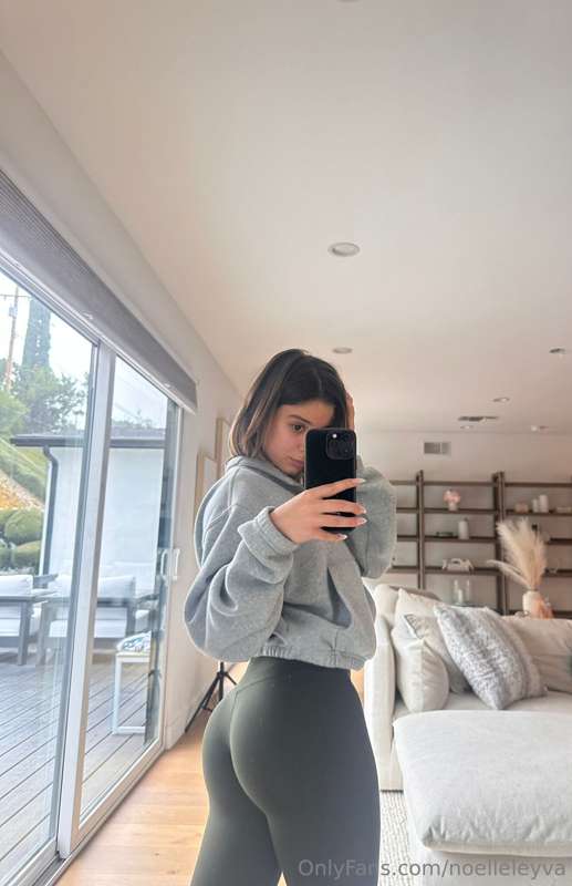 noelleleyva photo