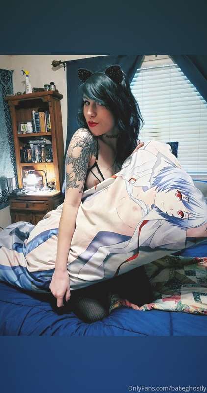 Chillin with my anime pillow waifu. 💙