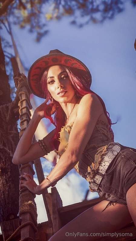 Not your damsel, your desert storm 🤠🌹