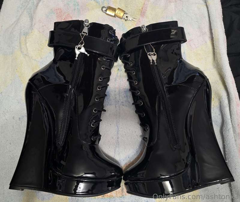 Which do you like better? Black or pink 💗?