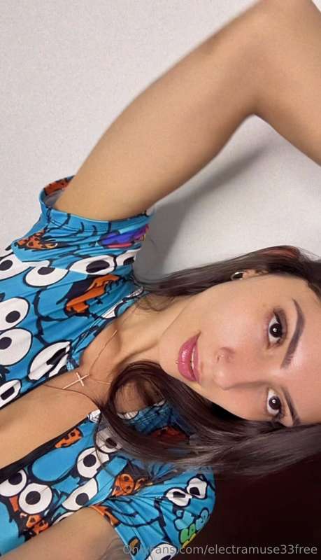 quieres que me quite la pijama para ti?😊😉