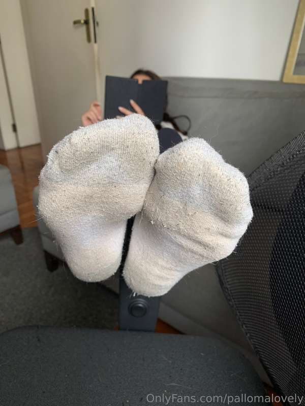 amor acabei de chegar da rua, você aceitaria um footjob? ✨🤏
