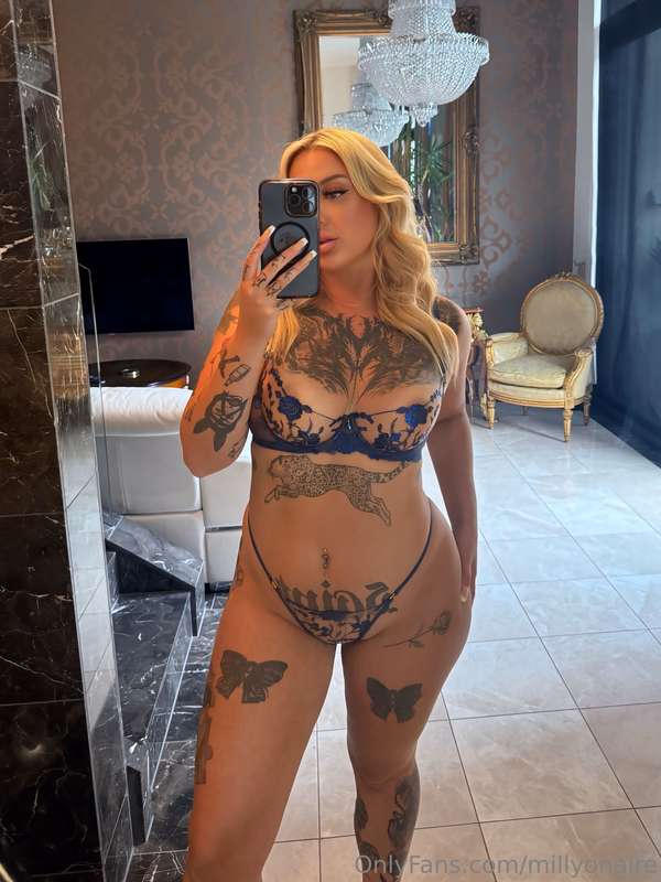 Lingerie or completely Naked? Which is your favourite? 🤤🤤