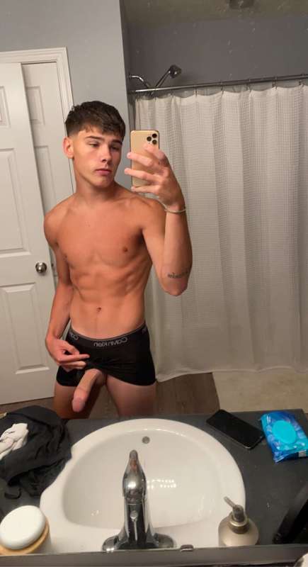 Go add my bro on Snapchat adwpremium1 
He also has a free pa..