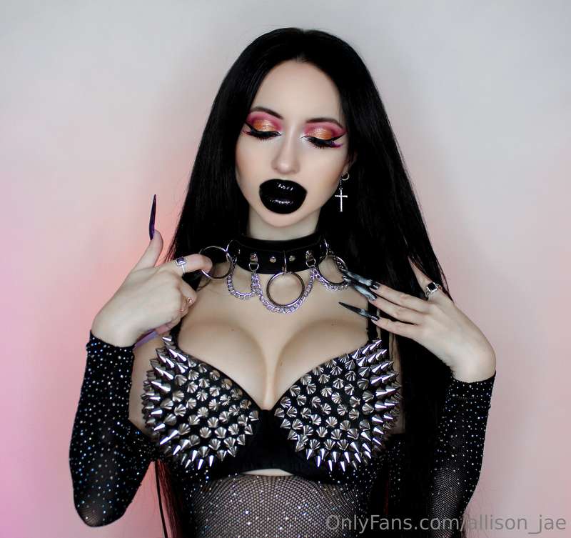 I love this glossy black shine💄🖤🦇