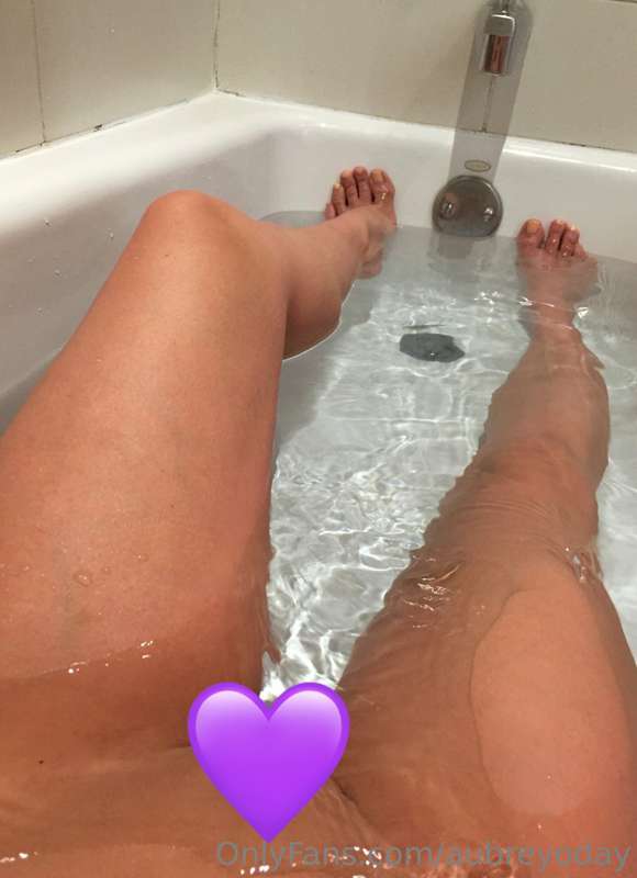 exposed wet pussy in the bathtub 💦