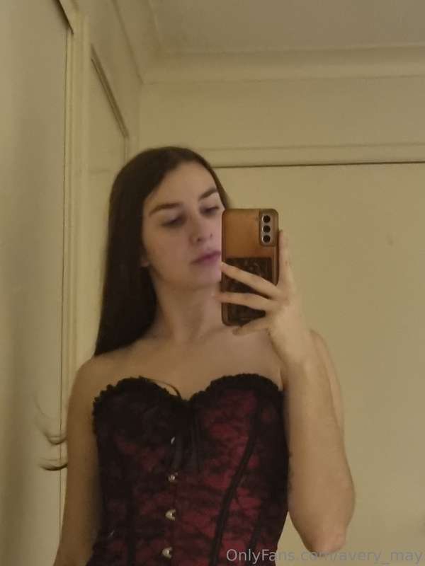 I’m petite with a big ol ass :) wanna spank it??