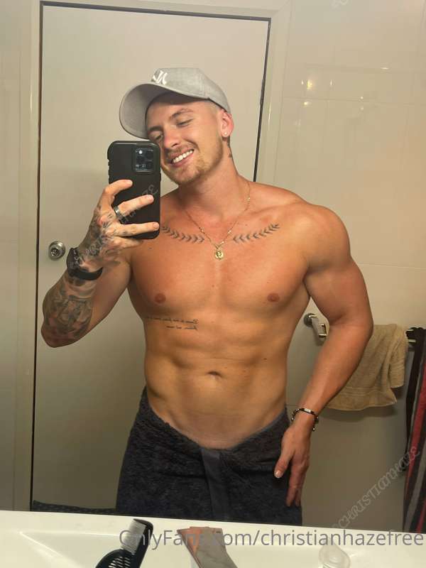Unlock to rip my towel off 😈🍆🎁