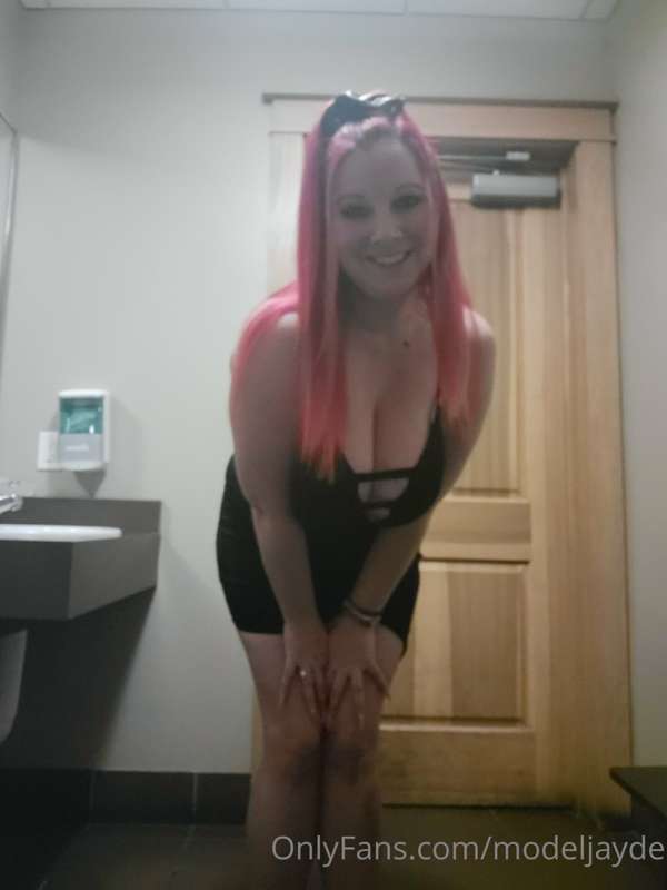 D runk bathroom photoshoot 🤪