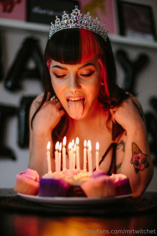 Did this innocent little birthday shoot with @vulpix_ turn f..