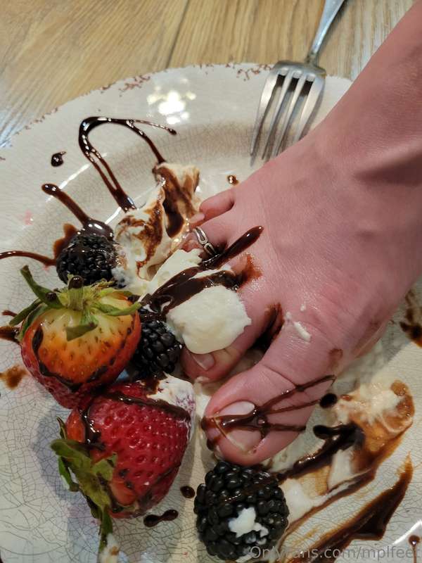Mmmm Toes😋🍓🫐🤤Unlock to see them eaten!