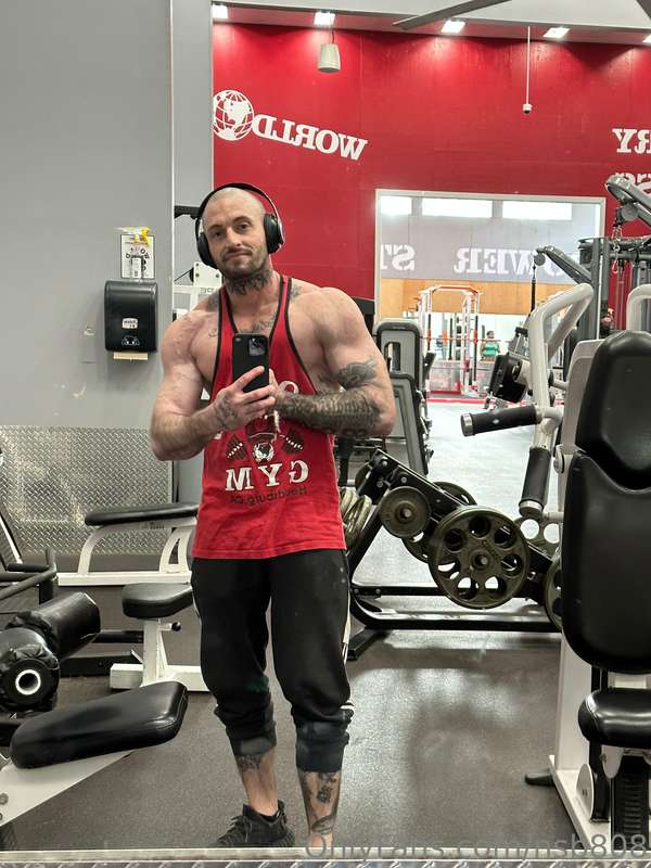 At the Gym before I make some custom content today everyone ..