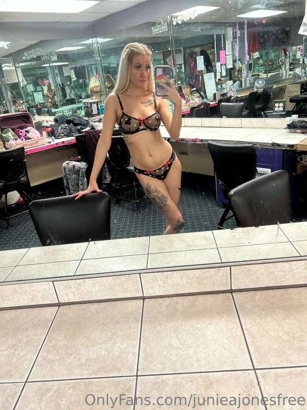 Come see me at work 🩷 blue sapphire in Ogden til last call 🩷