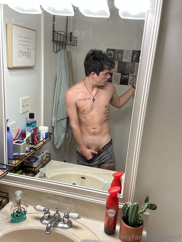 Goodmorning, wanna watch me shower?