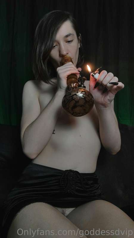 I made some new 420 content last night 💋🌬 Buy this post to e..