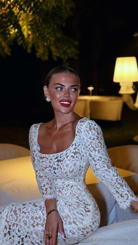 👗 “Fashion is the armor to survive the reality of everyday l..