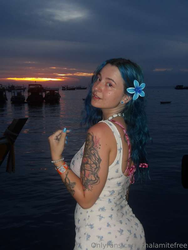 Wanna spend the evening on the beach with me? 😏