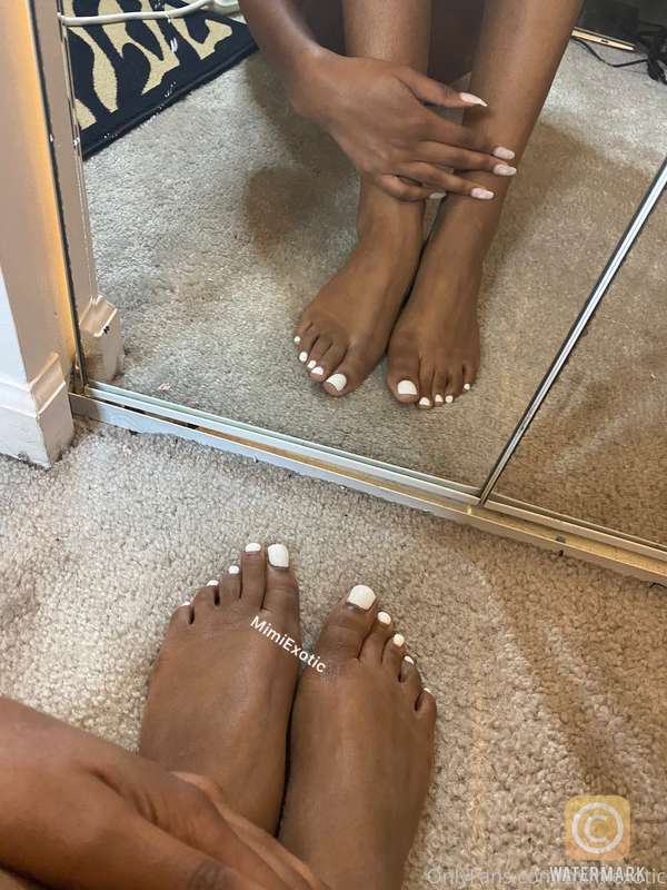 Cutest brown feet