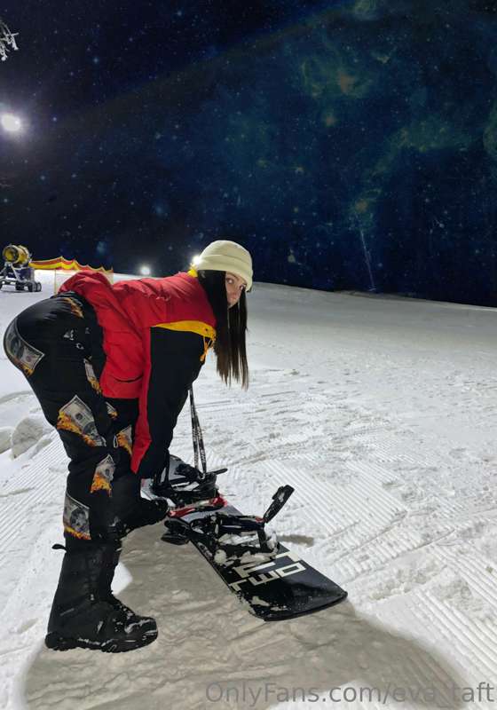 Hooray, I finally did it, went snowboarding. 🏂
It was very c..