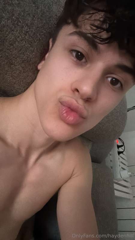 Selfie time… think you could resist kissing me?🔥