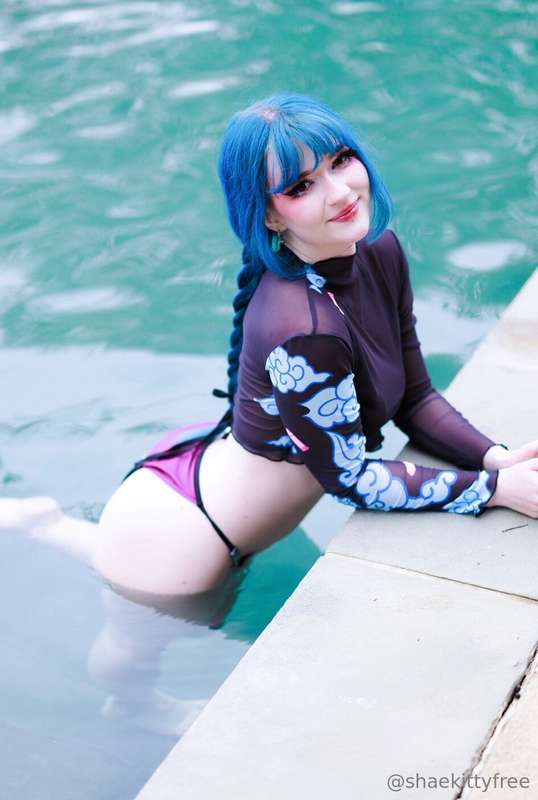 Pool day with me? I cant promise I wont push you in hehe 💗