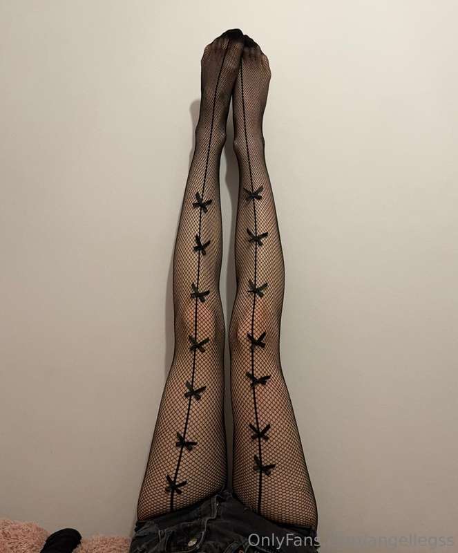 angellegs in fishnets 👣😏