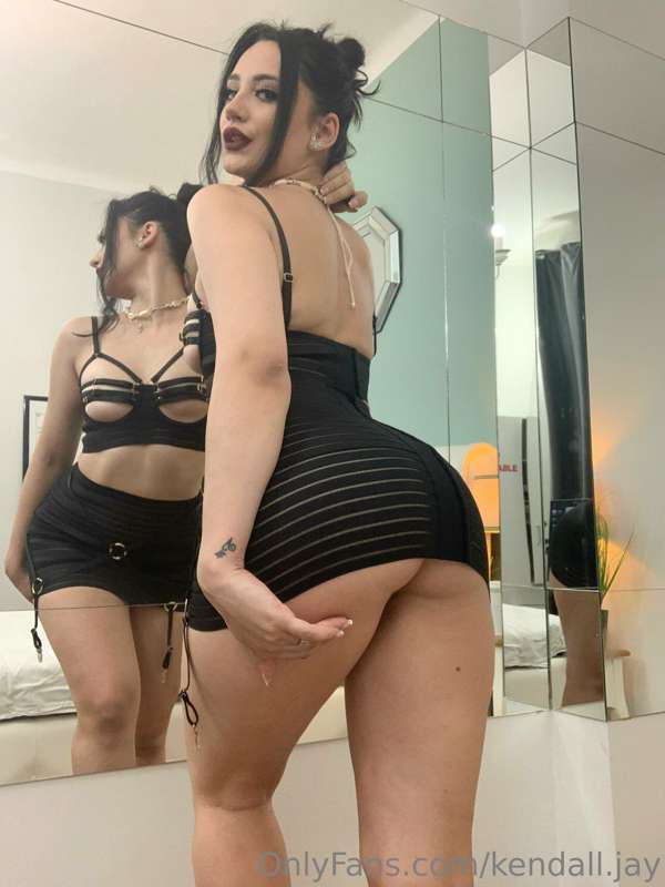 Do you want to see what is under my dress ? 🙊